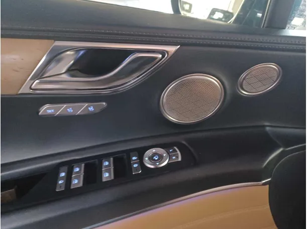 Car image 26
