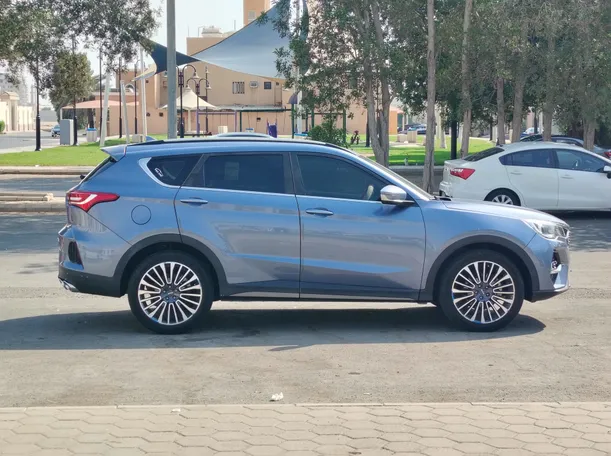 Car image 4