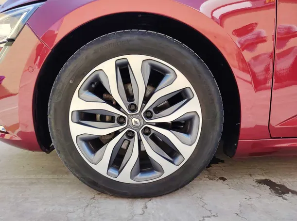 Car image 10