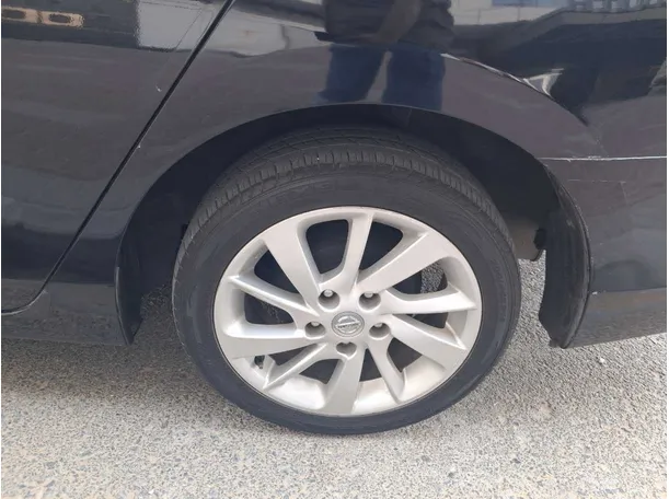 Car image 9