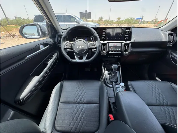 Car image 16