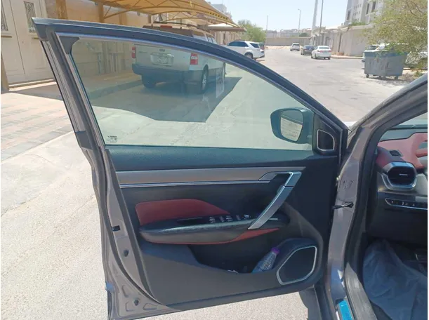 Car image 10