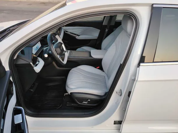 Car image 13