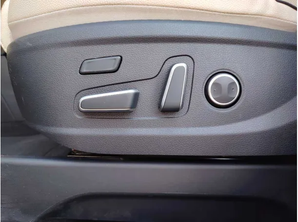 Car image 32