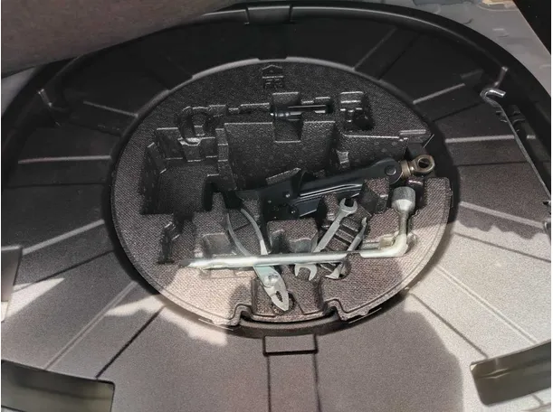 Car image 40