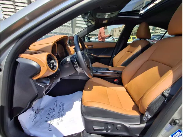 Car image 12