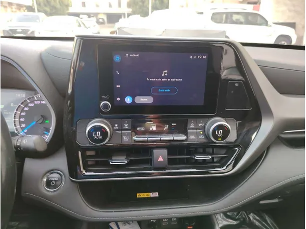 Car image 25
