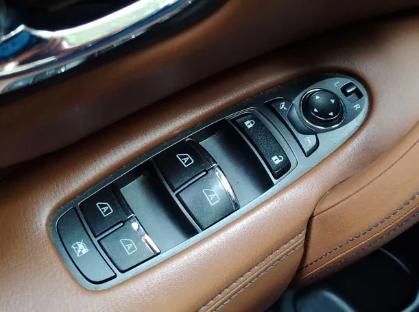 Car image 34