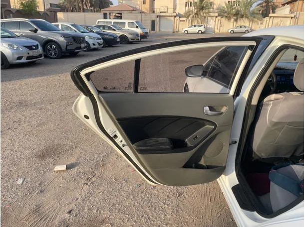 Car image 14