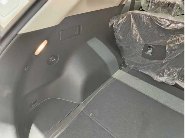 Car image 30