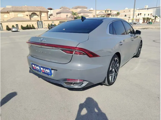 Car image 5