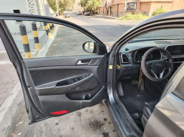 Car image 12