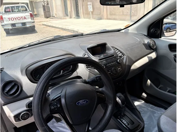 Car image 11