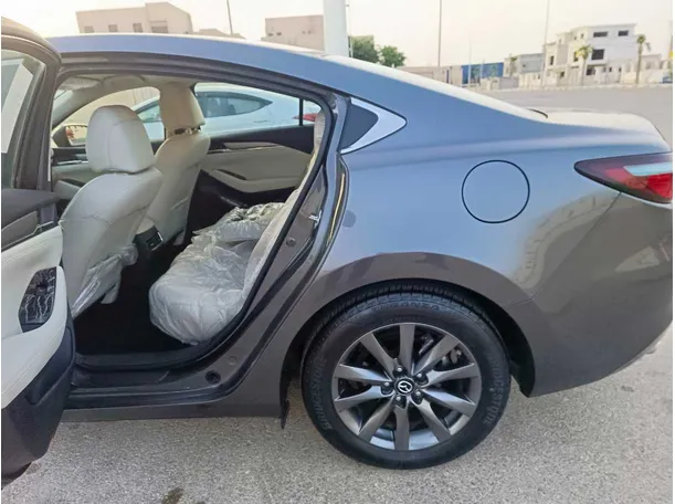 Car image 19
