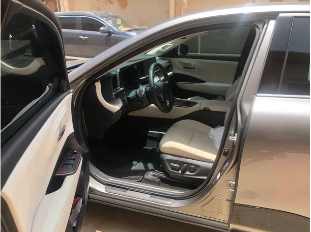 Car image 11