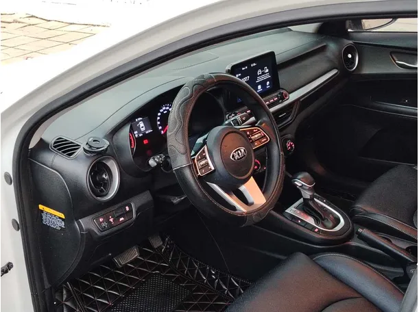 Car image 14