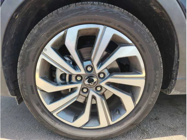 Car image 10
