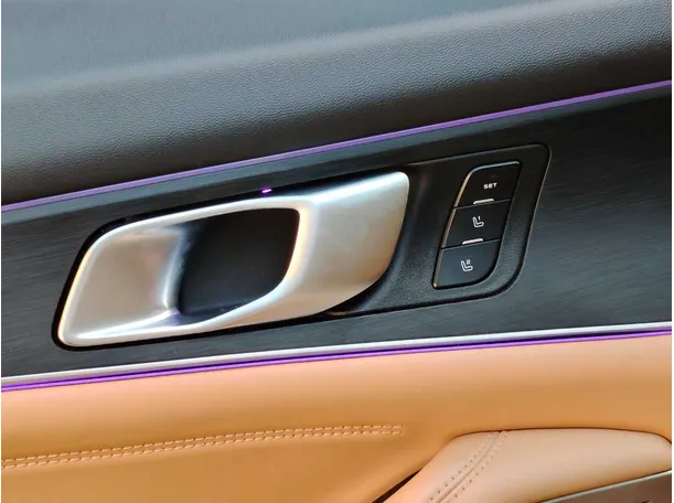 Car image 32