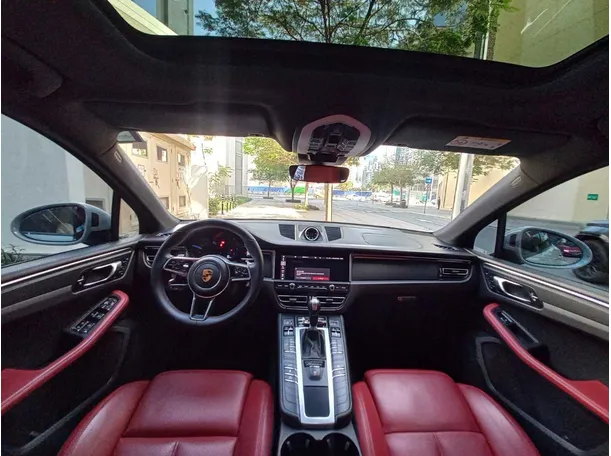 Car image 14