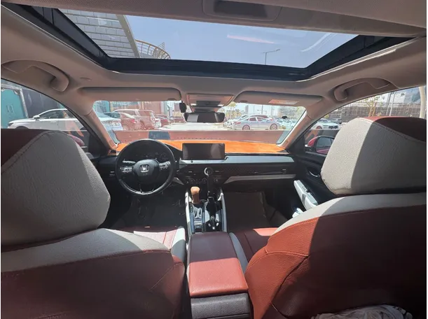 Car image 14