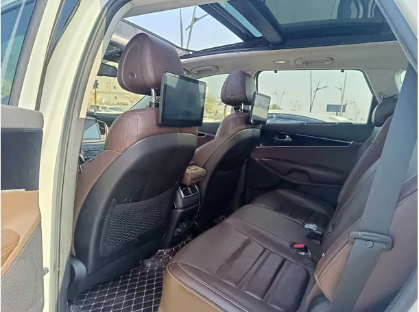 Car image 18