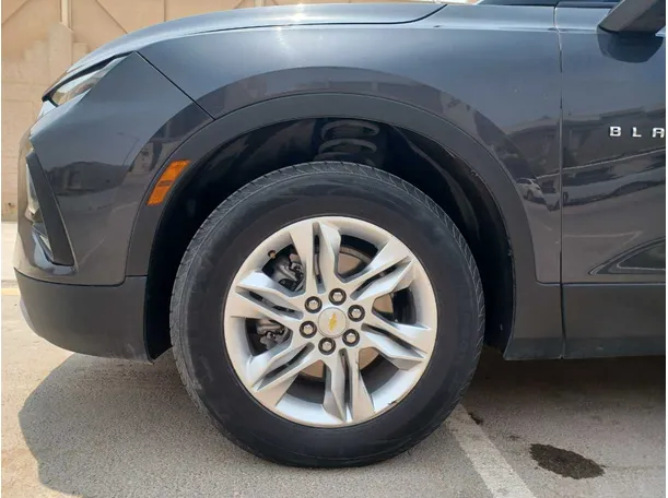 Car image 9
