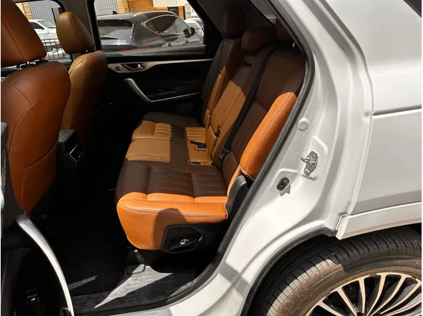 Car image 14