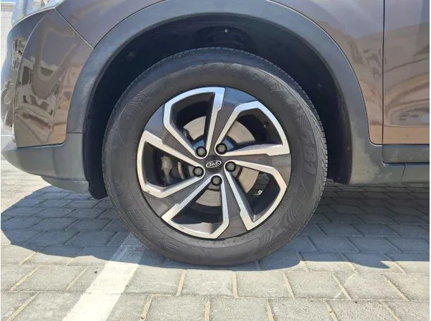Car image 9