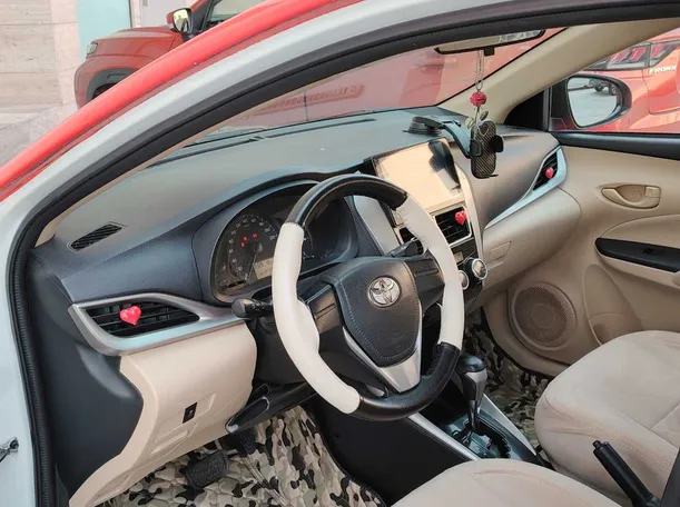 Car image 12