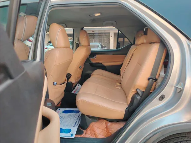 Car image 16