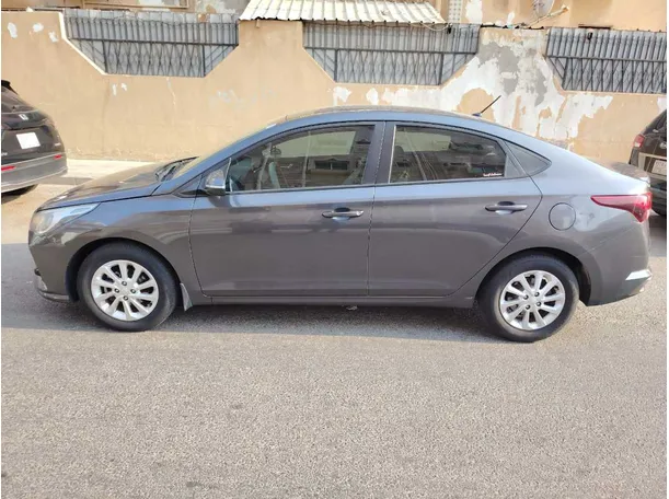 Car image 9