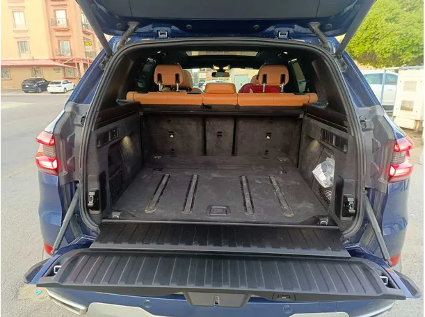 Car image 30
