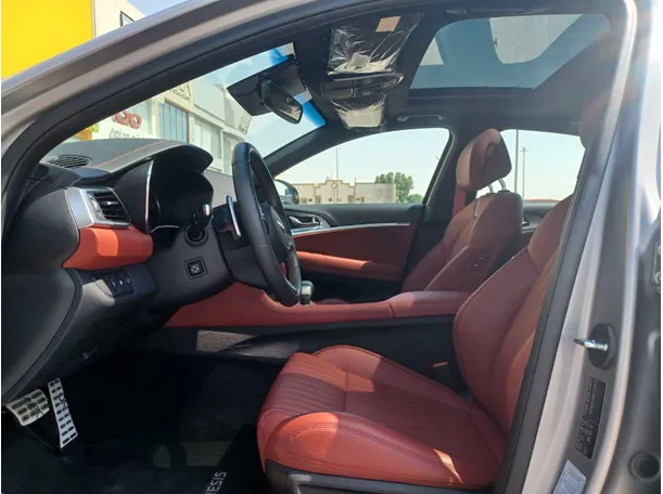 Car image 12