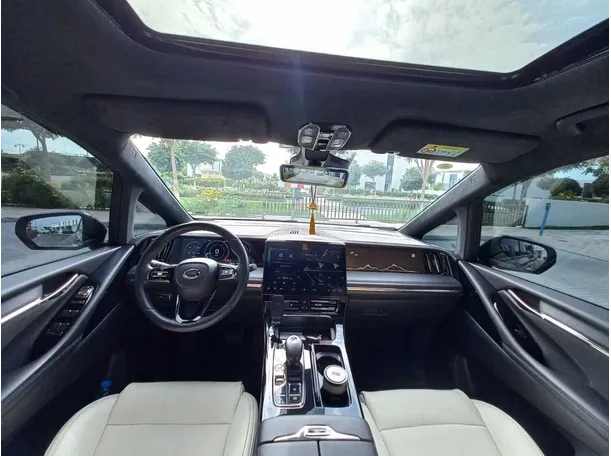 Car image 14
