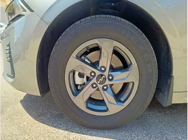 Car image 10