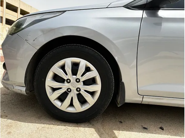 Car image 9