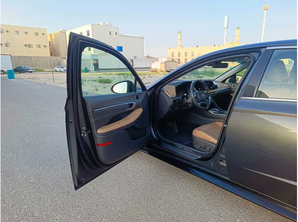 Car image 11