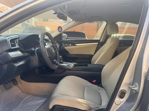 Car image 11