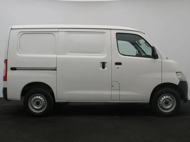Car image 13