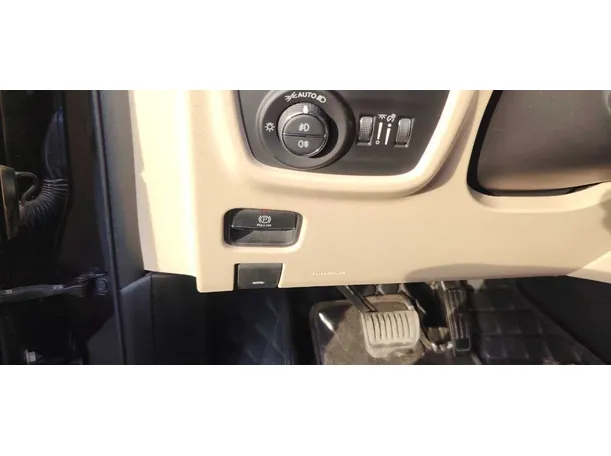 Car image 26