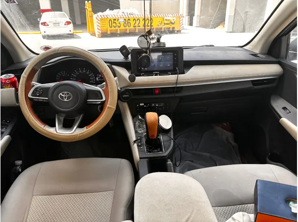 Car image 16