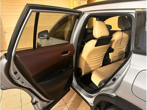 Car image 13