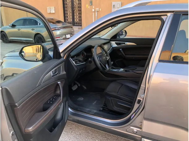 Car image 11