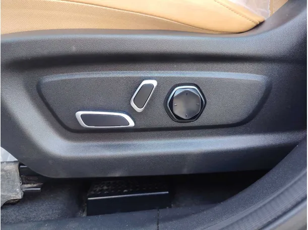 Car image 30