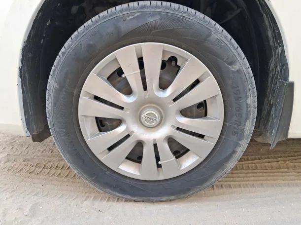 Car image 9