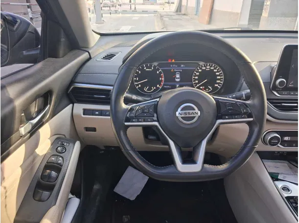 Car image 19