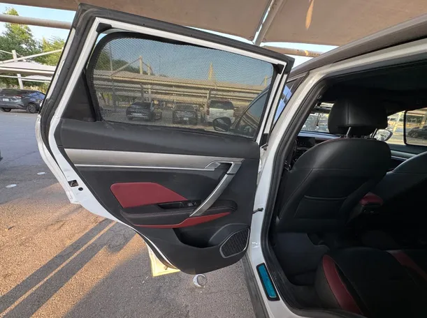 Car image 12