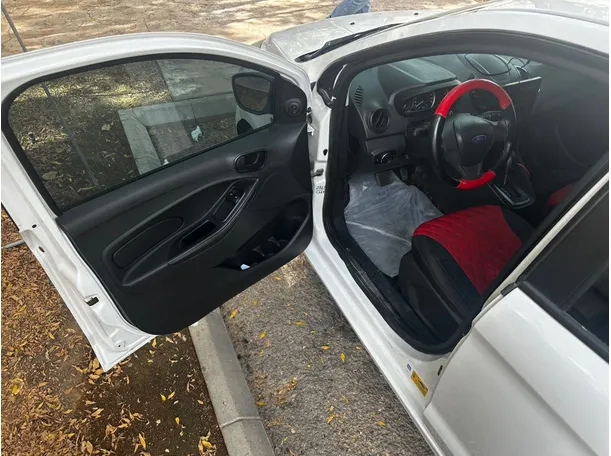 Car image 10
