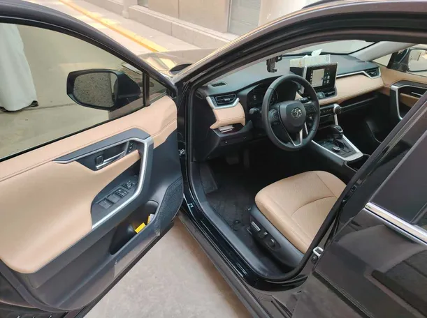 Car image 11