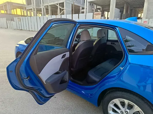 Car image 14